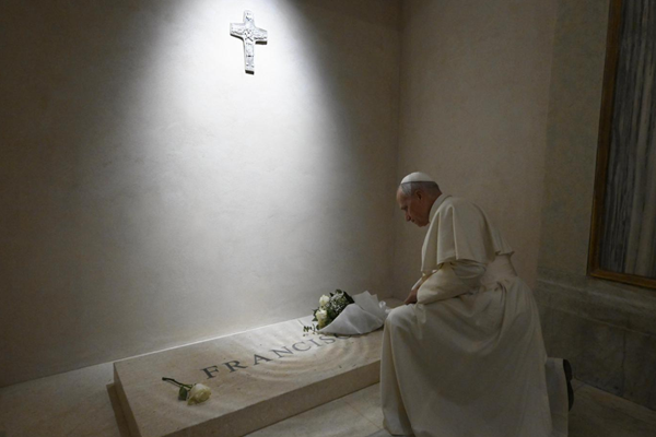 Đức Thánh Cha Lêô XIV cầu nguyện tại mộ Đức Thánh Cha Phanxicô