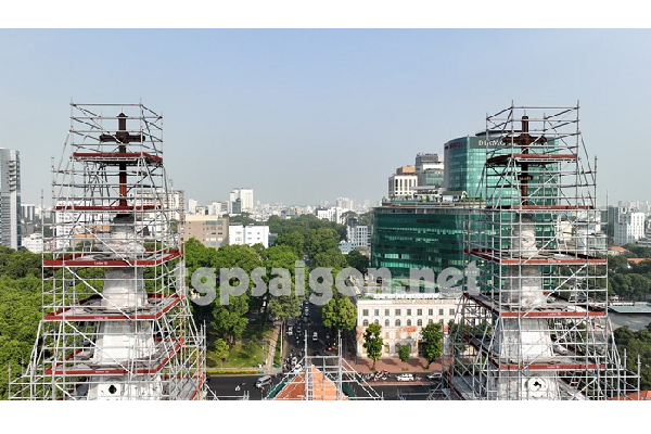 Tháo dỡ hai cây Thánh giá 127 năm tuổi trên đỉnh tháp kẽm Nhà thờ Đức Bà Sài Gòn