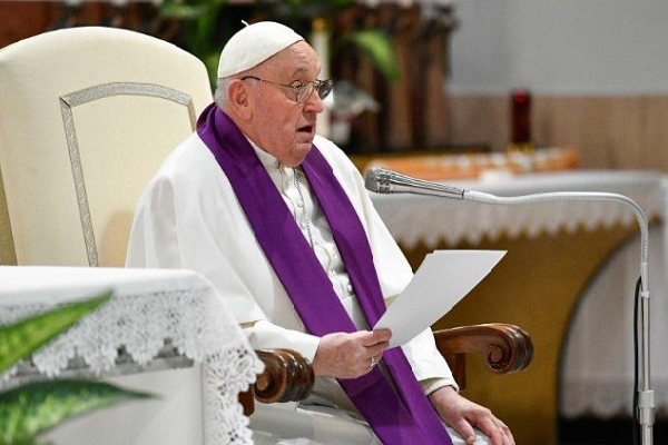 Đức Thánh Cha giải thích tại sao Giáo hoàng lại mặc áo màu trắng