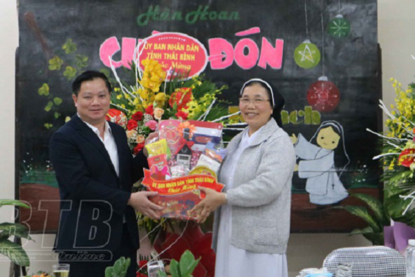 Đồng chí Nguyễn Khắc Thận, Phó Bí thư Tỉnh ủy, Chủ tịch UBND tỉnh thăm, chúc mừng Giáng sinh Dòng Nữ tu Đa Minh Thái Bình