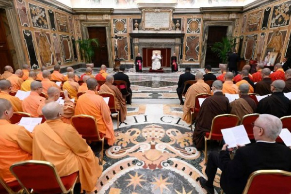 ĐTC gặp gỡ phái đoàn tu sĩ Phật giáo Đài Loan
