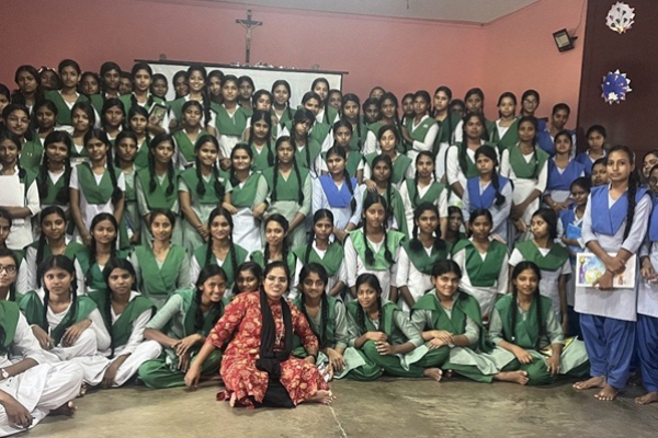 Một nữ tu dùng tâm lý học và Tin Mừng giúp giới trẻ vượt qua khủng hoảng