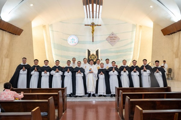 12 Tu Sĩ Đa Minh Tuyên Khấn Trọng Thể Tại Tu Viện Rất Thánh Mân Côi