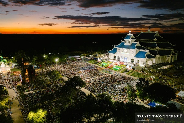 Đại hội La Vang 32: 150.000 người tham dự Rước kiệu và Thánh lễ Đại triều kính trọng thể Đức Mẹ Hồn Xác Lên Trời