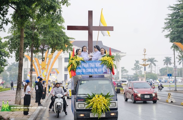 Đón tiếp các tham dự viên và cung nghinh Thánh Giá từ dòng nữ Đa Minh Thái Bình về Nhà thờ Chính Toà Thái Bình