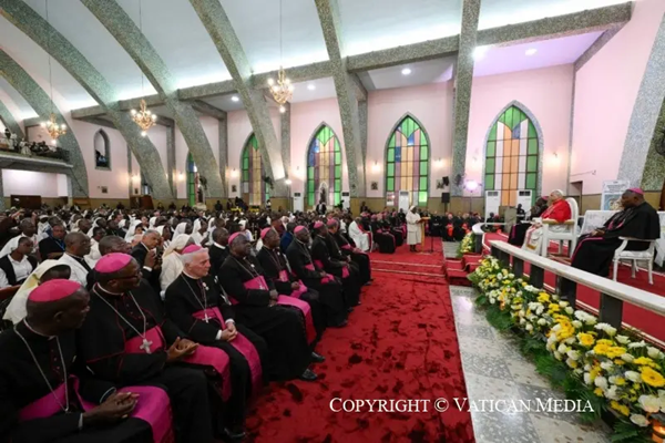 [Tông du Angola] Đức Thánh Cha gặp các giám mục, linh mục, tu sĩ, giáo lý viên: Hãy tiếp tục đề cao việc đào tạo liên tục