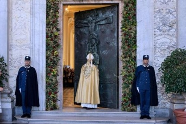 Đóng Cửa Thánh tại Vương Cung Thánh Đường Latêranô.