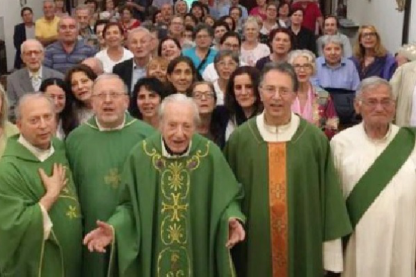Linh mục người Ý đồng tế thánh lễ sinh nhật lần thứ 100 với 4 người con trai của mình, cũng là các linh mục