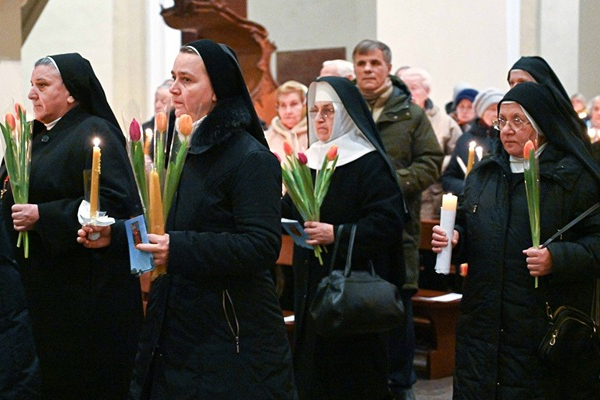 Đời sống thánh hiến: Ngọn nến sáng tiêu hao cho một Tình yêu lớn!