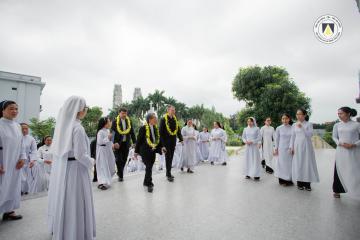 Hình ảnh phái đoàn Tòa Thánh đến thăm Chị em Hội Dòng Nữ Đa Minh Thái Bình