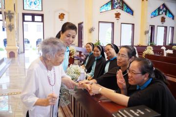 Chùm hình ảnh số 1: Thánh lễ Tạ ơn, Nghi thức Khấn Dòng và mừng Ngân khánh Khấn Dòng năm 2026 (1)