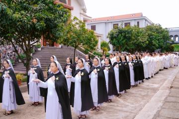Chùm hình ảnh số 1: Thánh lễ Tạ ơn, Nghi thức Khấn Dòng và mừng Ngân khánh Khấn Dòng năm 2026 (1)