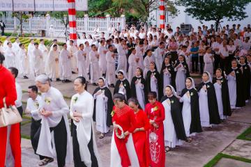 Chùm hình ảnh số 1: Thánh lễ Tạ ơn, Nghi thức Khấn Dòng và mừng Ngân khánh Khấn Dòng năm 2026 (1)