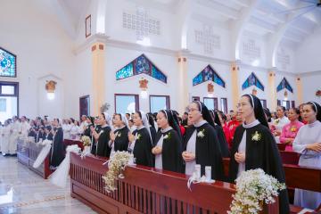 Chùm hình ảnh số 1: Thánh lễ Tạ ơn, Nghi thức Khấn Dòng và mừng Ngân khánh Khấn Dòng năm 2026 (1)