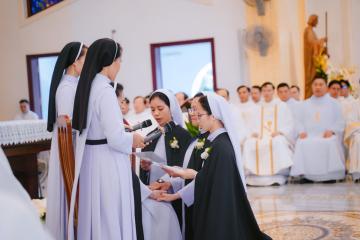 Chùm Hình ảnh số 2: Thánh lễ Tạ ơn, Nghi thức Khấn Dòng và mừng Ngân khánh Khấn Dòng năm 2026 (2)