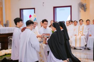 Chùm Hình ảnh số 2: Thánh lễ Tạ ơn, Nghi thức Khấn Dòng và mừng Ngân khánh Khấn Dòng năm 2026 (2)