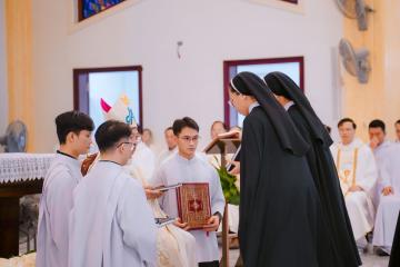 Chùm Hình ảnh số 2: Thánh lễ Tạ ơn, Nghi thức Khấn Dòng và mừng Ngân khánh Khấn Dòng năm 2026 (2)