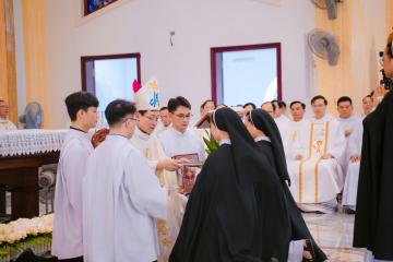 Chùm Hình ảnh số 2: Thánh lễ Tạ ơn, Nghi thức Khấn Dòng và mừng Ngân khánh Khấn Dòng năm 2026 (2)
