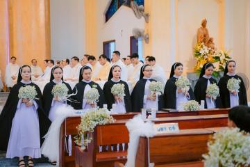 Chùm Hình ảnh số 2: Thánh lễ Tạ ơn, Nghi thức Khấn Dòng và mừng Ngân khánh Khấn Dòng năm 2026 (2)